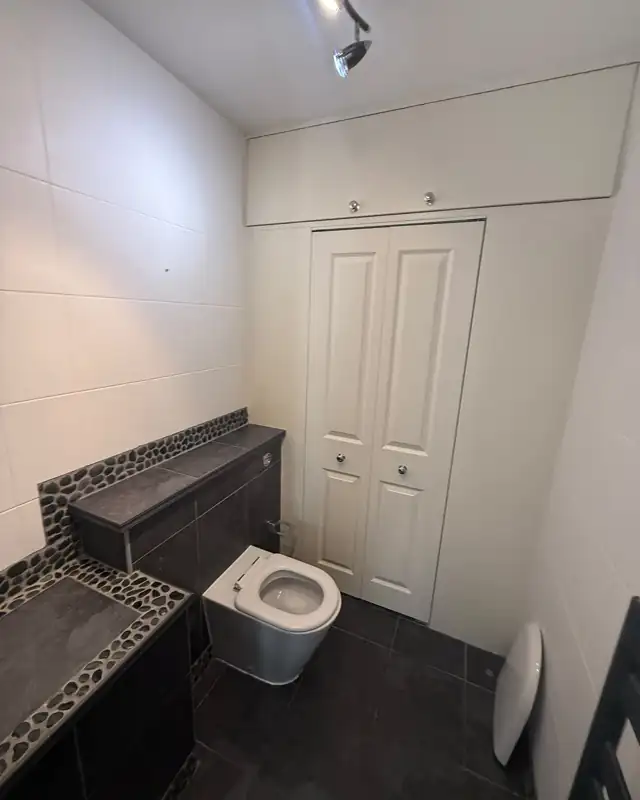 plymouth_black_bathroom_before_4-5